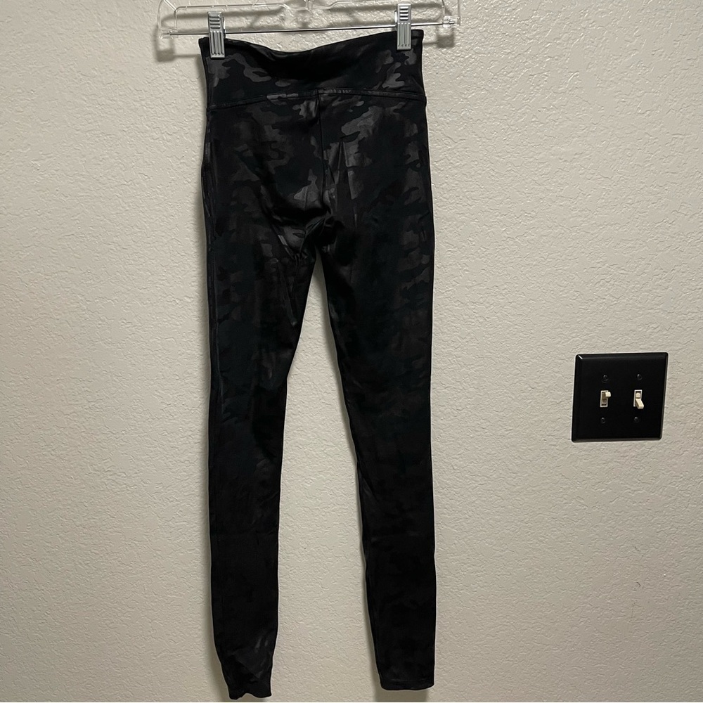 SPANX Faux Leather Camo Leggings size XS Camouflage Print - Picture 5 of 6